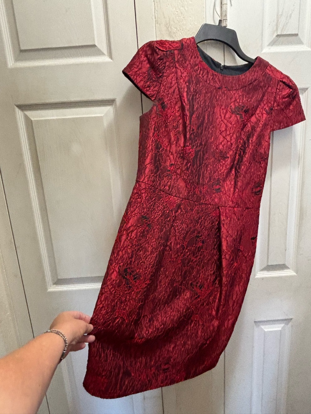 Carmen Marc Valvo Elegant Red Textured Sheath Dress - Women's